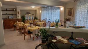 a restaurant with tables and chairs and a dining room at B&B Le Scalette B&B San Marco in Abbadia San Salvatore