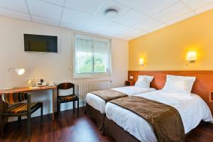 Rúm í herbergi á Logis Hôtel Belle Vue