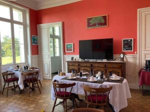 Um restaurante ou outro lugar para comer em Château de la Bouchatte chambre les Roses