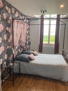 Cama ou camas em um quarto em Château de la Bouchatte chambre les Roses