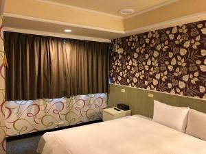 台北的住宿－悅來精品旅館，一间卧室设有一张床和一个大窗户