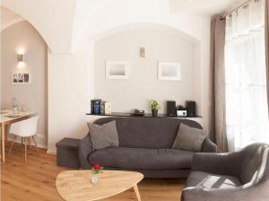 sala de estar con sofá y mesa en Appartementhaus Angelika, en Lindau