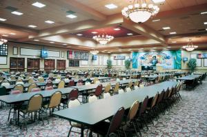 einen großen Bankettsaal mit Tischen und Stühlen in der Unterkunft Arizona Charlie's Decatur in Las Vegas