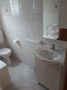 Koupelna v ubytování Apartments Makaus