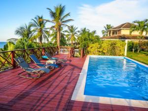 une maison avec une piscine et des chaises sur un balcon dans l'établissement Bella Vista, à Las Terrenas
