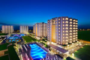 - une vue aérienne sur un hôtel avec une piscine dans l'établissement Grand Park Lara Hotel, à Lara