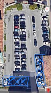 un grupo de autos estacionados en un estacionamiento en La corte brianzola-, en Canzo