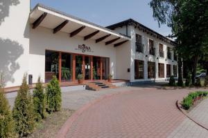 德鲁斯基宁凯里贾纳酒店的前面有砖瓦车道的建筑