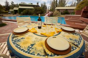 una mesa con una botella de vino y copas. en La Pilar Petit Chalets en San Rafael