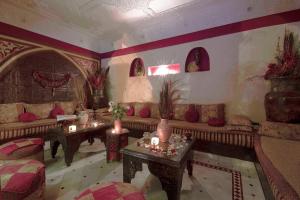 Posezení v ubytování Riad Mille Et Une Nuits