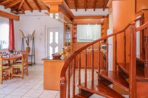 - une cuisine et une salle à manger avec un escalier en colimaçon dans une maison dans l'établissement VILLA MITZELOS, à Skiathos Chora