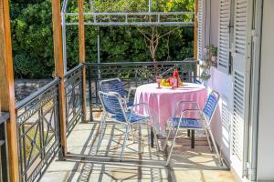 d'une terrasse avec une table et des chaises sur un balcon. dans l'établissement VILLA MITZELOS, à Skiathos Chora 33 autres photos
