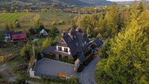 une vue aérienne sur une grande maison dans un champ dans l'établissement Delta House, à Zakopane