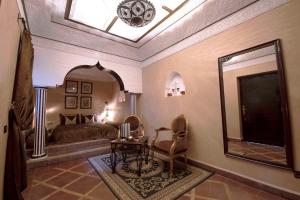 Posezení v ubytování Riad Mille Et Une Nuits