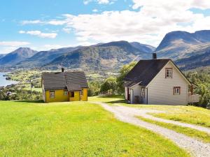 Byggingin sem sumarhúsið er í