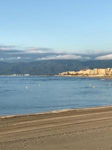 una gran masa de agua con edificios en el fondo en Mobilhome 2 Chambres 2 SDB, en Canet-en-Roussillon