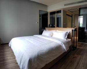 Voodi või voodid majutusasutuse Unijoy Cityinn OCT Loft Shenzhen有集城市客栈创意园店 toas