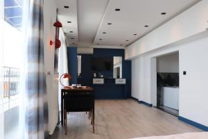 a living room with a table and a kitchen at Blue Ay Boutique Hotel in Atakum