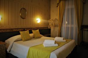 Postel nebo postele na pokoji v ubytování Hotel Villa Pigalle