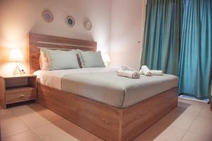1 dormitorio con 1 cama con 2 toallas en S.V. Luxury Apartment en Heraclión