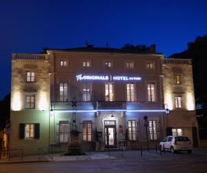 The Originals Boutique, Hôtel du Parc, Cavaillon (Inter-Hotel) في كافايو: مبنى فيه سيارة بيضاء تقف امامه