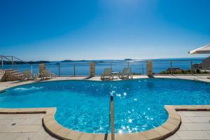 una gran piscina con vistas al océano en Apartments Marnic- Blue Chill en Mlini