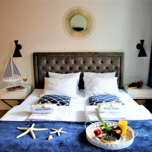 Llit o llits en una habitació de Apartamenty Royal Maris 4 - najlepsza lokalizacja w Ustce, blisko plaży i portu, bezpłatny parking, ścicsłe centrum