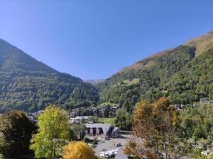 uma vista para uma aldeia nas montanhas em Ceriflor-Le Vignemale em Cauterets