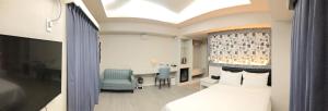 a hotel room with a bed and a desk at SUN 9 Inn in Hengchun South Gate +5 photos