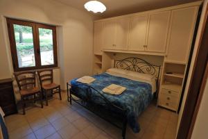 a bedroom with a bed with two towels on it at Agriturismo Grisciano in Accumoli