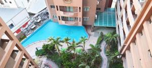 an overhead view of a swimming pool at a hotel at SUN 9 Inn in Hengchun South Gate