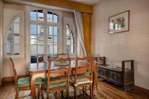 - une salle à manger avec une table et des chaises en bois dans l'établissement Sejour Breton en famille a deux pas du centre ville de Vannes, à Vannes