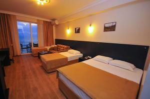 Rúm í herbergi á Hotel Neptun Kvariati