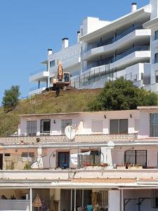 een gebouw met een bouwmateriaal erop bij Bravo 24 in Fuengirola