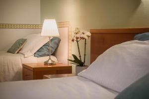 Postel nebo postele na pokoji v ubytování Hotel Roma