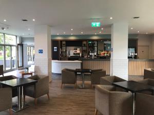 
The lounge or bar area at Holiday Inn Doncaster A1- M Jct 36, an IHG Hotel
