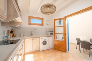 Kuchyň nebo kuchyňský kout v ubytování Townhouse Can Neri by SunVillas Mallorca