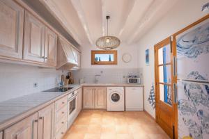 Kuchyň nebo kuchyňský kout v ubytování Townhouse Can Neri by SunVillas Mallorca