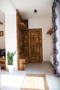 eine offene Holztür in einem Zimmer mit einem Teppich in der Unterkunft Apartament na stoku in Szczyrk