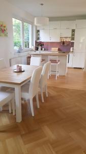 een keuken en eetkamer met een tafel en stoelen bij Blick über Krems mit Gartenpavillon in Krems an der Donau