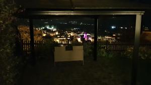 Blick über Krems mit Gartenpavillon في كريمس ان دير دوناو: اطلالة على المدينة ليلا