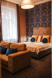 Łóżko lub łóżka w pokoju w obiekcie Hotel Dębowy Biowellness & SPA Góry Sowie