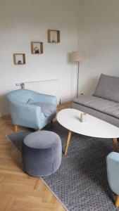 Blick über Krems mit Gartenpavillon في كريمس ان دير دوناو: غرفة معيشة مع أريكة وطاولة قهوة