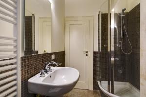 Koupelna v ubytování Ca’ Amalia San Marco Venetian Apartment M027042932 + 13 fotografií