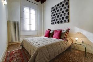 Postel nebo postele na pokoji v ubytování Ca’ Amalia San Marco Venetian Apartment M027042932