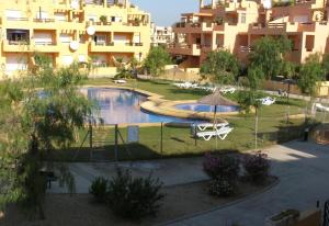 Bazén v ubytovaní Homely Apartment in El Faro alebo v jeho blízkosti