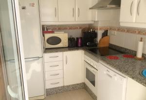 Kuchyňa alebo kuchynka v ubytovaní Homely Apartment in El Faro