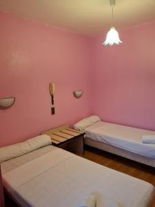 Postel nebo postele na pokoji v ubytování Hôtel Le Milan + 21 fotografií