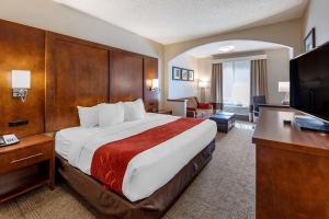 Een bed of bedden in een kamer bij Comfort Suites Near Six Flags Magic Mountain