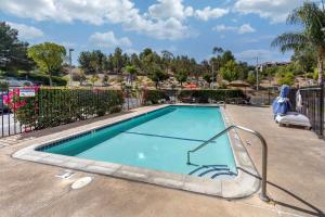 Басейн в или близо до Comfort Suites Near Six Flags Magic Mountain